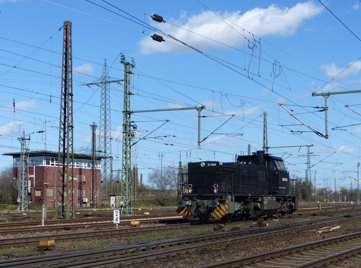 Northrail MaK G 1206 Diesellokomotive 500 1570 (92 80 1275 007-3 D-NRAIL) Gterbahnhof Oberhausen West 12-03-2020.

Northrail MaK G 1206 diesellocomotief 500 1570 (92 80 1275 007-3 D-NRAIL) goederenstation Oberhausen West 12-03-2020.