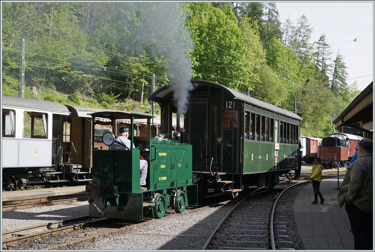  Nostalgie & Vapeur 2021  /  Nostalgie & Dampf 2021  - so das Thema des diesjährigen Pfingstfestival bei der Blonay-Chamby Bahn. Eher zum Teil  Nostalgie  passt der herrlich aufgearbeitet Tm 2/2 N° 1 von Orenstein & Koppel (Baujahr 1930). 1941 wurde die kleine Diesellok als Bauzuglok für den Bau der Lac de Dix Staumauer gekauft und 1950 an die Rieder Holzwerke in St. Stephane veräussert, die Lok  kam 1979 zur MOB, wurde 1995 remisiert und 2006 an die Blonay-Chamby Bahn abgegeben. 

Hier zeigt sich die kleine Lok bei rangieren eines RhB Wagens in Chaulin.  

23. Mai 2021