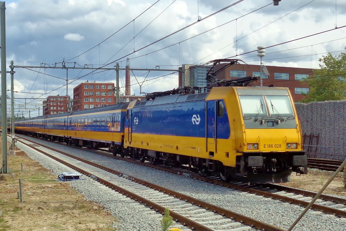 NS 186 028 schiebt ein IC aus Breda am 24 Augustus 2018.
