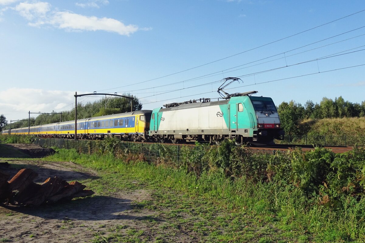 NS 186 212 passiert am 15.Oktober 2021 mit ein IC Tilburg-Reeshof. Wegen chronische Softwaredefekten können die Kabinen des Steuerwagenas uind die TRAXXen nicht mit einander communizierebn, deswegen wird dieser Zugwendegarnitur immer z3wischen zwei 186er gesandwitcht.