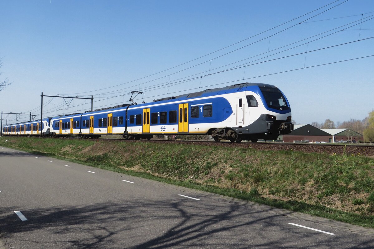 NS 2202 durchfahrt Roond am 30 März 2021. Leider ist wegen zu hoher Gitterwerk dieser Art von BIlder bei Roond nicht mehr möglich.