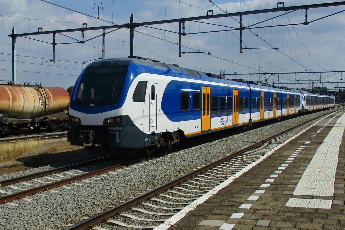 NS 2210 verlässt am 19 Juli 2018 Lage Zwaluwe.