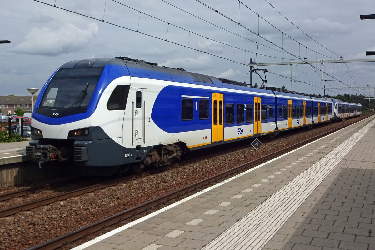 NS 2216 steht in Tilburg Reeshof am 12 Augustus 2019.