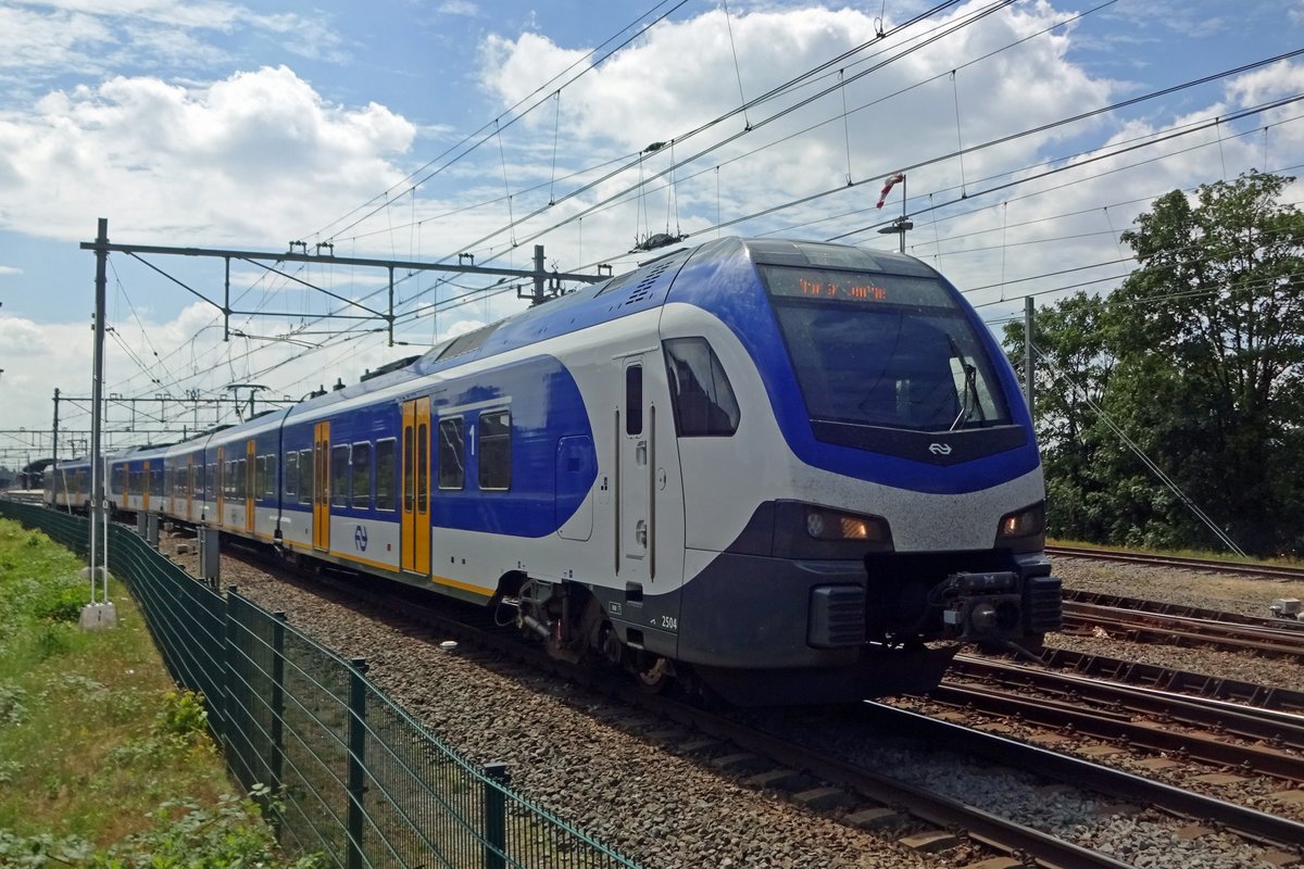 NS 2504 verlässt am 5 Juli 2019 Nijmegen nach Arnhem. 