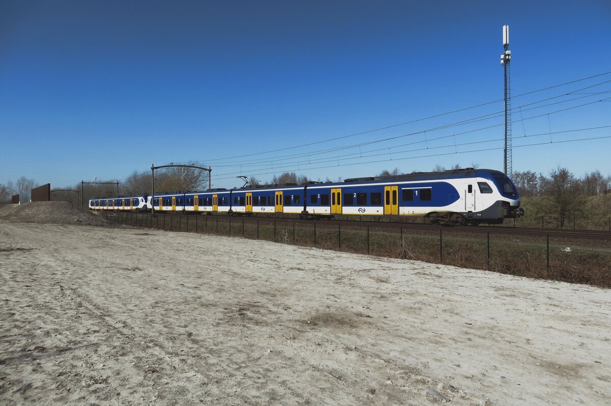 NS 2510 hat soeben Tilburg-Reeshof verlassen, 18 März 2022.