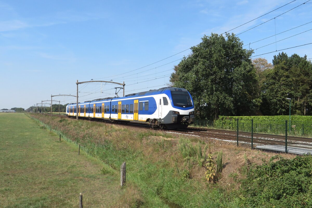 NS 2512 passiert eine Fotografentruppe bei Hulten am 2 September 2022.