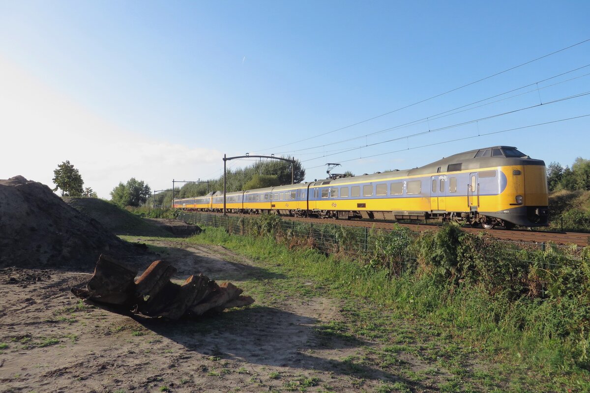 NS 4022 durcheilt Tilburg-Reeshof am 15 Oktober 2021.