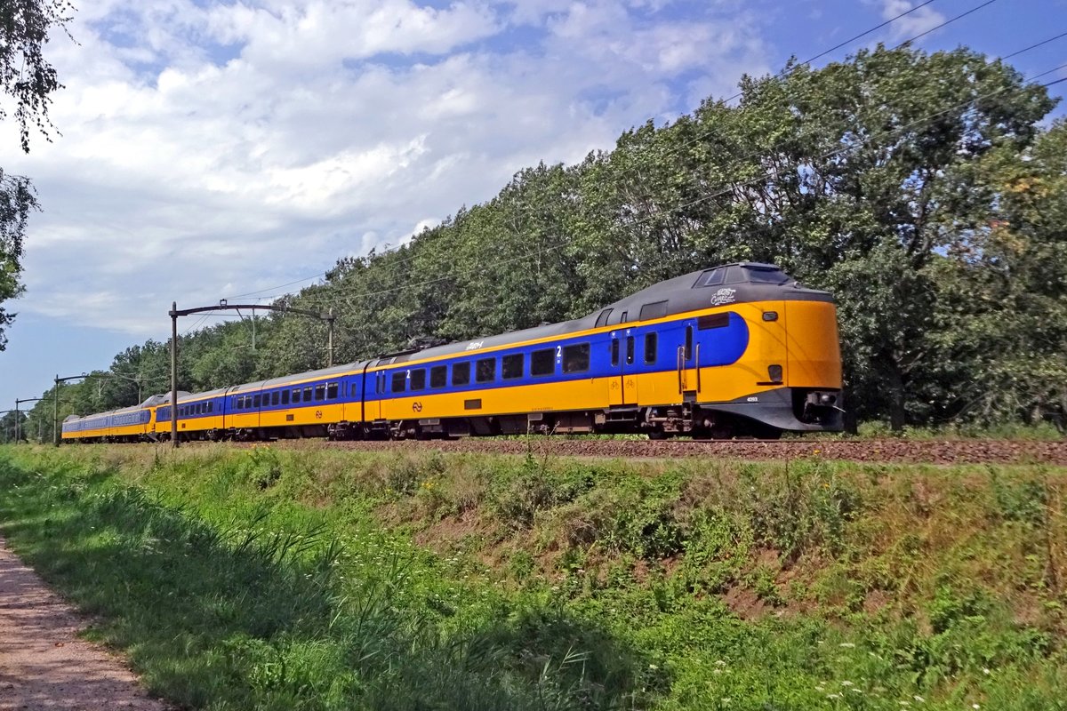 NS 4093 passiert Tilburg Oude warande am 30 Juli 2019. 