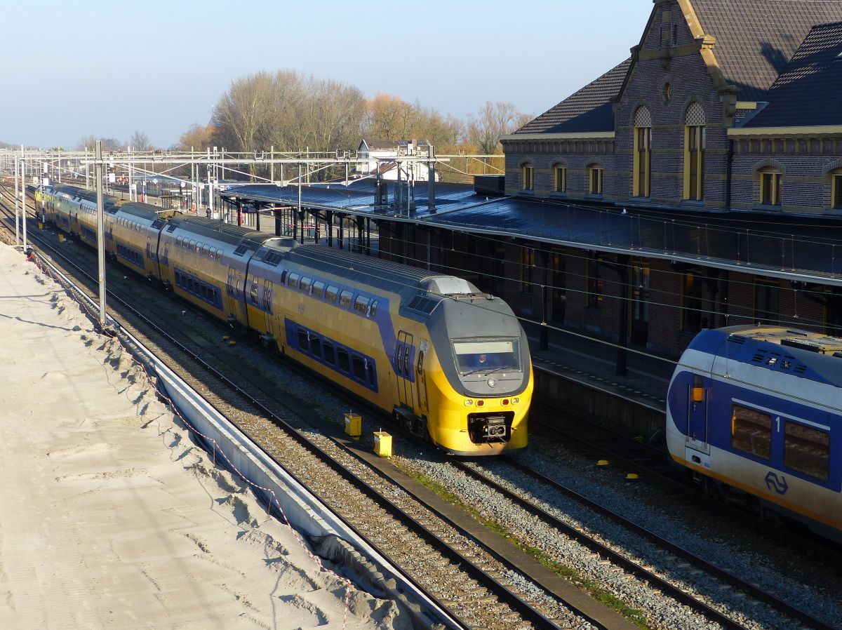 NS DD-IRM-VI Triebzug 8655 durchfahrt Gleis 5 Geldermalsen 07-02-2020.

NS DD-IRM-VI treinstel 8655 doorkomst spoor 5 Geldermalsen 07-02-2020.