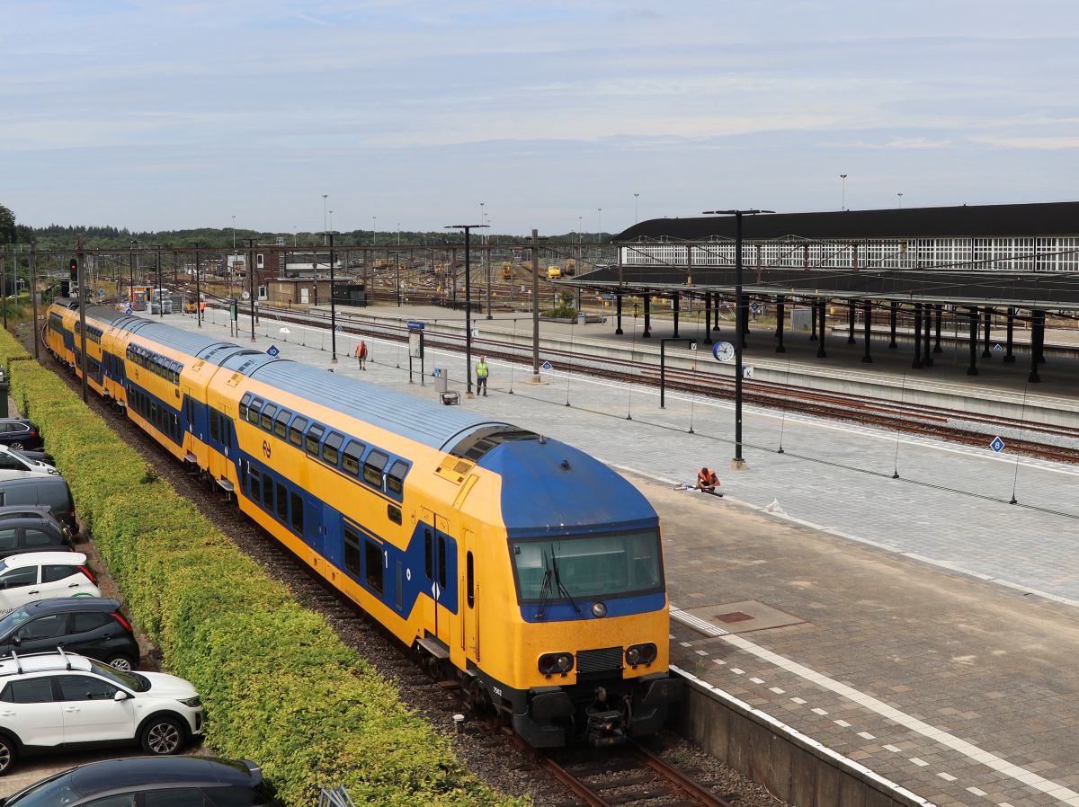 NS DDZ-IV Triebzug 7502 Gleis 1 Bahnhof Amersfoort Centraal 02-08-2022.

NS DDZ-IV treinstel 7502 binnenkomst spoor 1 station Amersfoort Centraal 02-08-2022.