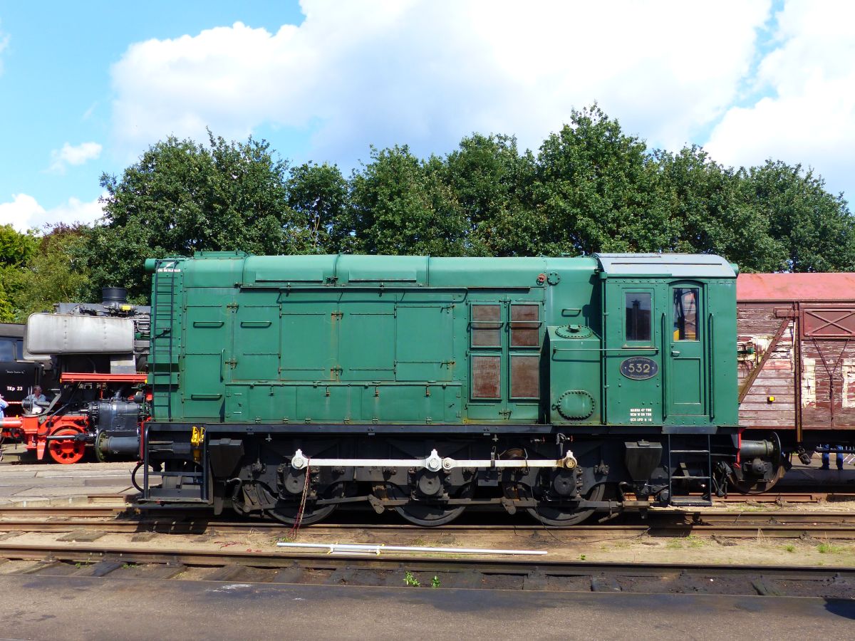 NS diesellok 532 der VSM Baujahr 1954. Dampffest  Terug naar Toen  Beekbergen (Lieren) 03-09-2017.

NS dieselloc 532 nu van de VSM bouwjaar 1954. Stoomtreinfestival van de VSM (veluwse Stoomtrein Maatschappij)  Terug naar Toen  Beekbergen (Lieren) 03-09-2017.




