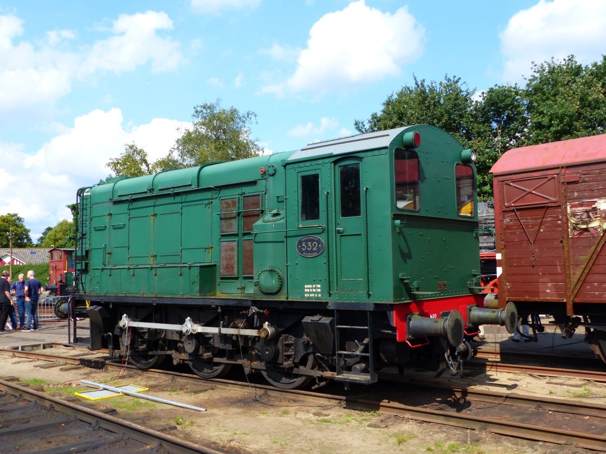 NS diesellok 532 der VSM Baujahr 1954. Dampffest  Terug naar Toen  Beekbergen (Lieren) 03-09-2017.

NS dieselloc 532 nu van de VSM bouwjaar 1954. Stoomtreinfestival van de VSM (veluwse Stoomtrein Maatschappij)  Terug naar Toen  Beekbergen (Lieren) 03-09-2017.