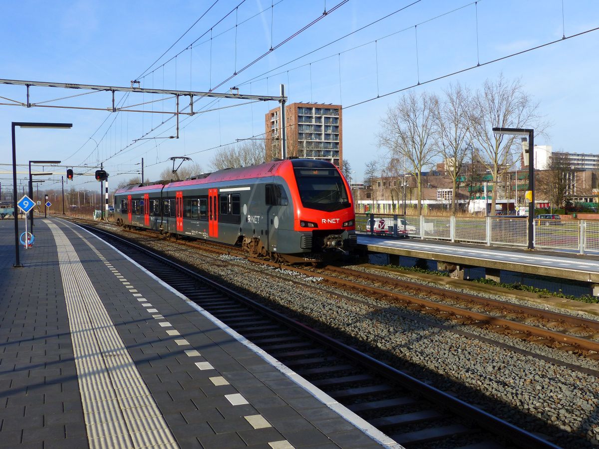 NS FLIRT R-Net Triebzug 2013 Einfahrt aus Alphen aan den Rijn. Gleis 10 Gouda 16-01-2020.

NS FLIRT R-Net treinstel 2013 komt binnen uit de richting Alphen aan den Rijn. Spoor 10 Gouda 16-01-2020.