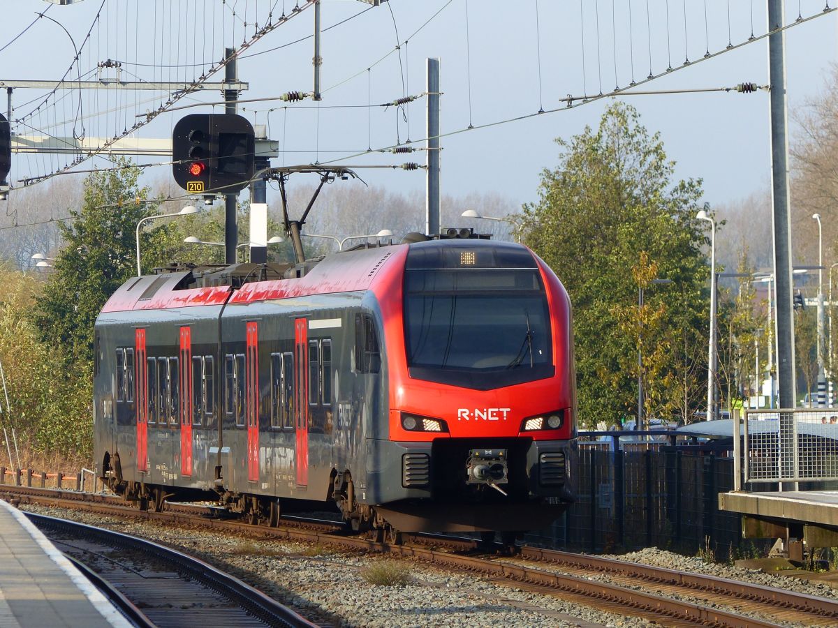 NS FLIRT R-Net Ttriebzug 2013 Gleis 10 Gouda 22-11-2019.

NS FLIRT R-Net treinstel 2013 spoor 10 Gouda 22-11-2019.