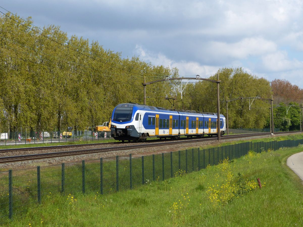 NS FLIRT Triebzug 2223 Polder Oudendijk, Willemsdorp 07-05-2021.

NS FLIRT treinstel 2223 Polder Oudendijk, Willemsdorp 07-05-2021.