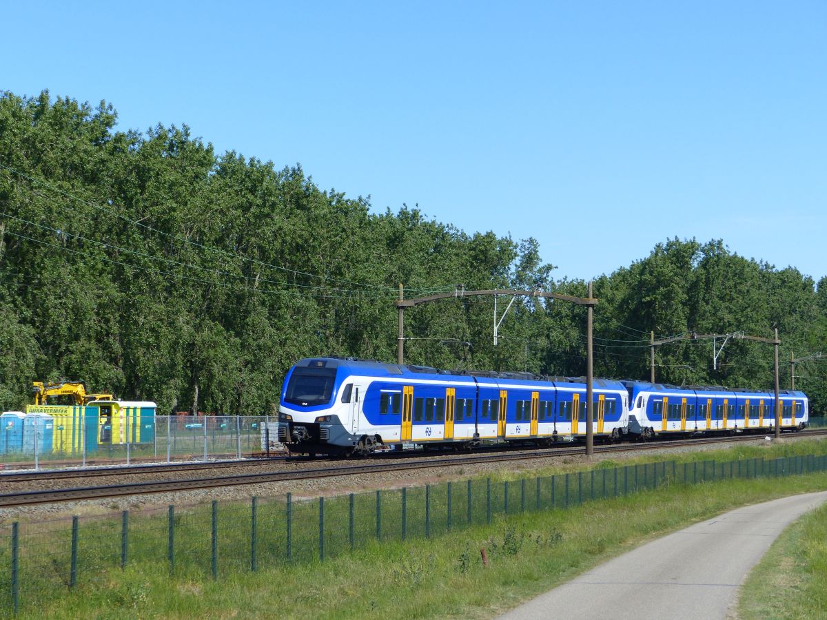 NS FLIRT Triebzug 2225 und 2502 Polder Oudendijk, Willemsdorp 15-05-2020.

NS FLIRT treinstel 2225 en 2502 Polder Oudendijk, Willemsdorp 15-05-2020.