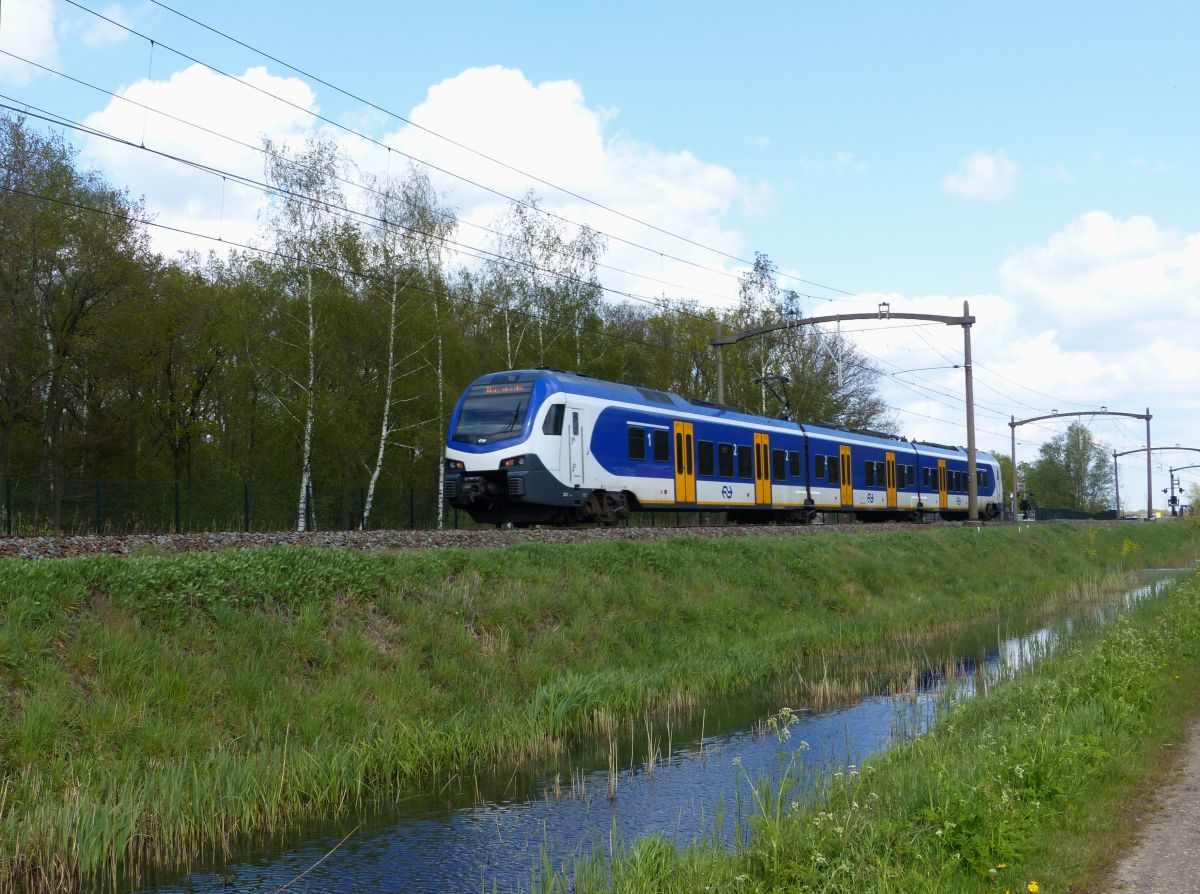 NS FLIRT Triebzug 2231 Nemelaerweg, Oisterwijk 07-05-2021.

NS FLIRT treinstel 2231 Nemelaerweg, Oisterwijk 07-05-2021.