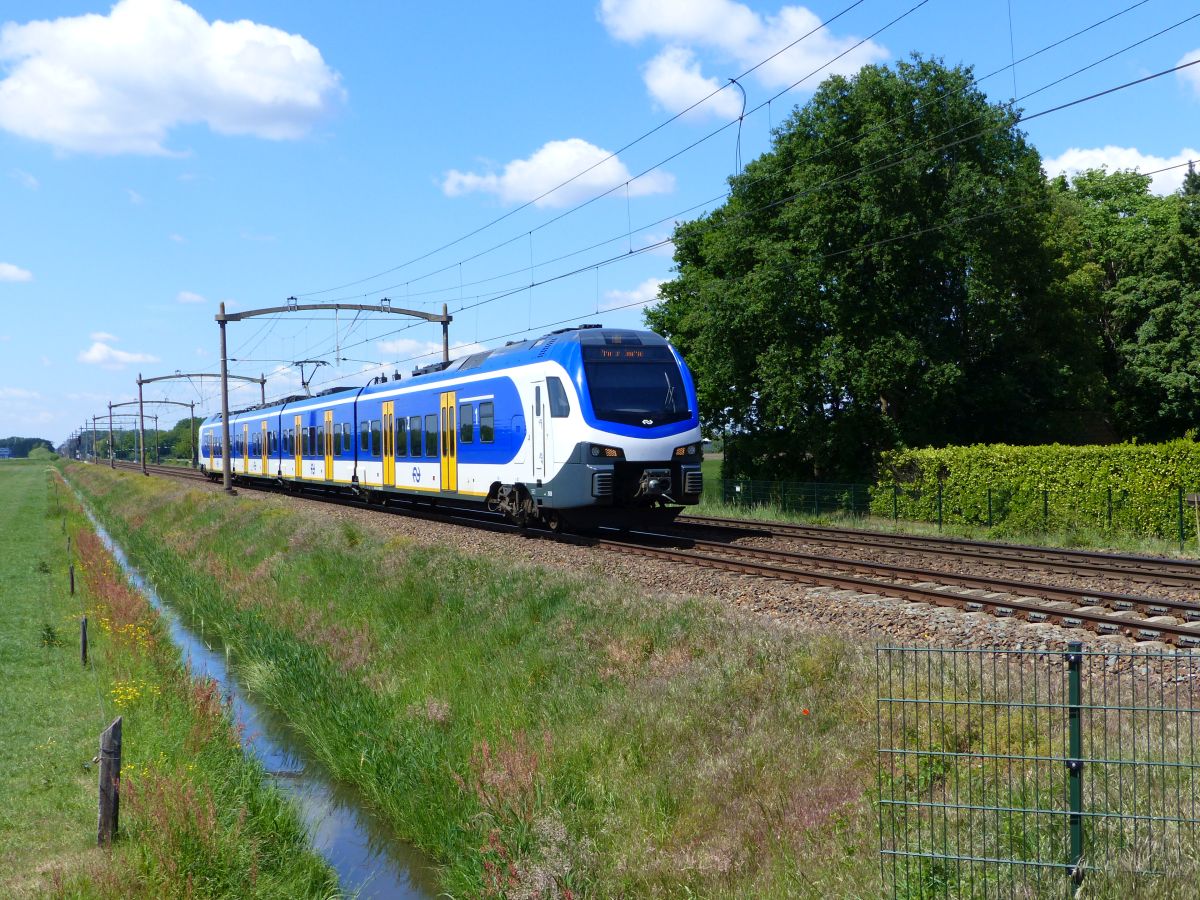 NS FLIRT Triebzug 2513 Hulteneindse Strasse, Hulten 15-05-2020.

NS FLIRT treinstel 2513 Hulteneindse straat, Hulten 15-05-2020.