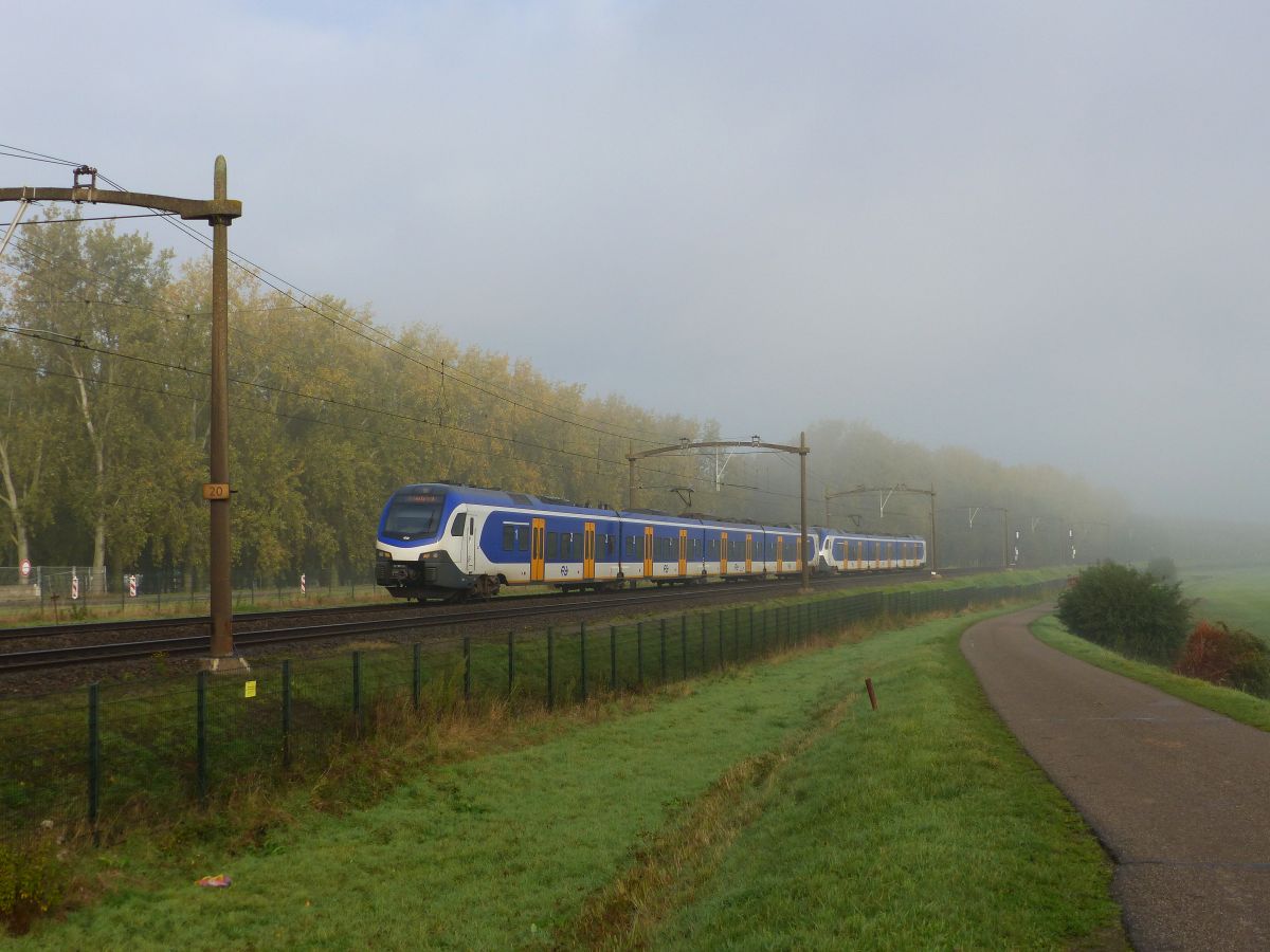 NS FLIRT Triebzug 2525 und 2212 im Nebel. Polder Oudendijk, Willemsdorp, Dordrecht 23-10-2020.

NS FLIRT treinstel 2525 en 2212 in de mist. Polder Oudendijk, Willemsdorp, Dordrecht 23-10-2020.