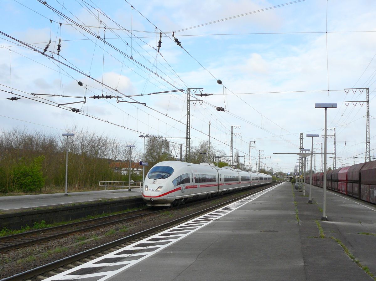 NS ICE TW richtung Oberhausen. Gleis 2 Emmerich am Rhein, Deutschland 18-04-2015.

NS ICE treinstel vanuit Arnhem richting Oberhausen. Spoor 2 Emmerich, Duitsland 18-04-2015.