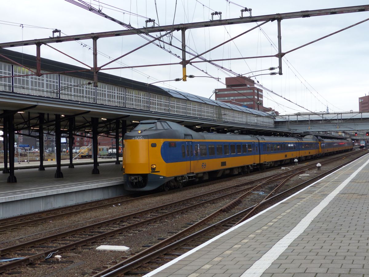 NS ICM-III  Koploper  Triebzug 4036 und ICM-IV 42XX Gleis 4 Amersfoort 15-01-2020.

NS ICM-III Koploper treinstel 4036 en ICM-IV 42XX spoor 4 Amersfoort 15-01-2020.