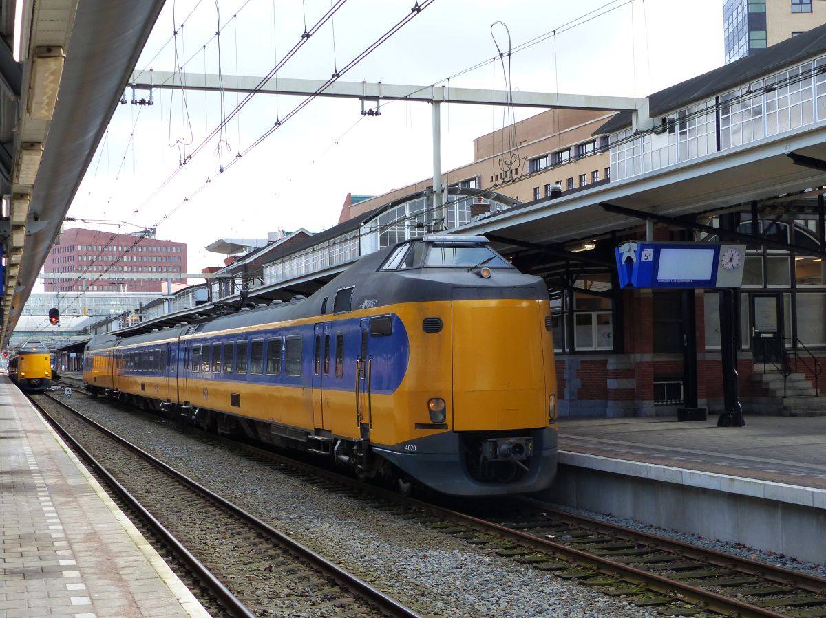 NS ICM-III Triebzug 4020 Gleis 5 Amersfoort Centraal 03-03-2020.

NS ICM-III treinstel 4020 spoor 5 Amersfoort Centraal 03-03-2020.