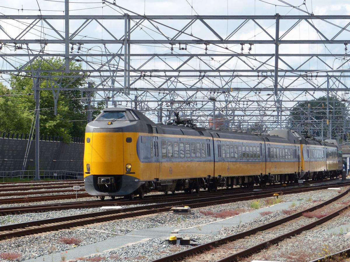 NS ICM-III Triebzug 4028 und 4012 Einfahrt Utrecht Centraal Station 02-07-2020.

NS ICM-III treinstel 4028 en 4012 binnenkomst Utrecht CS 02-07-2020.