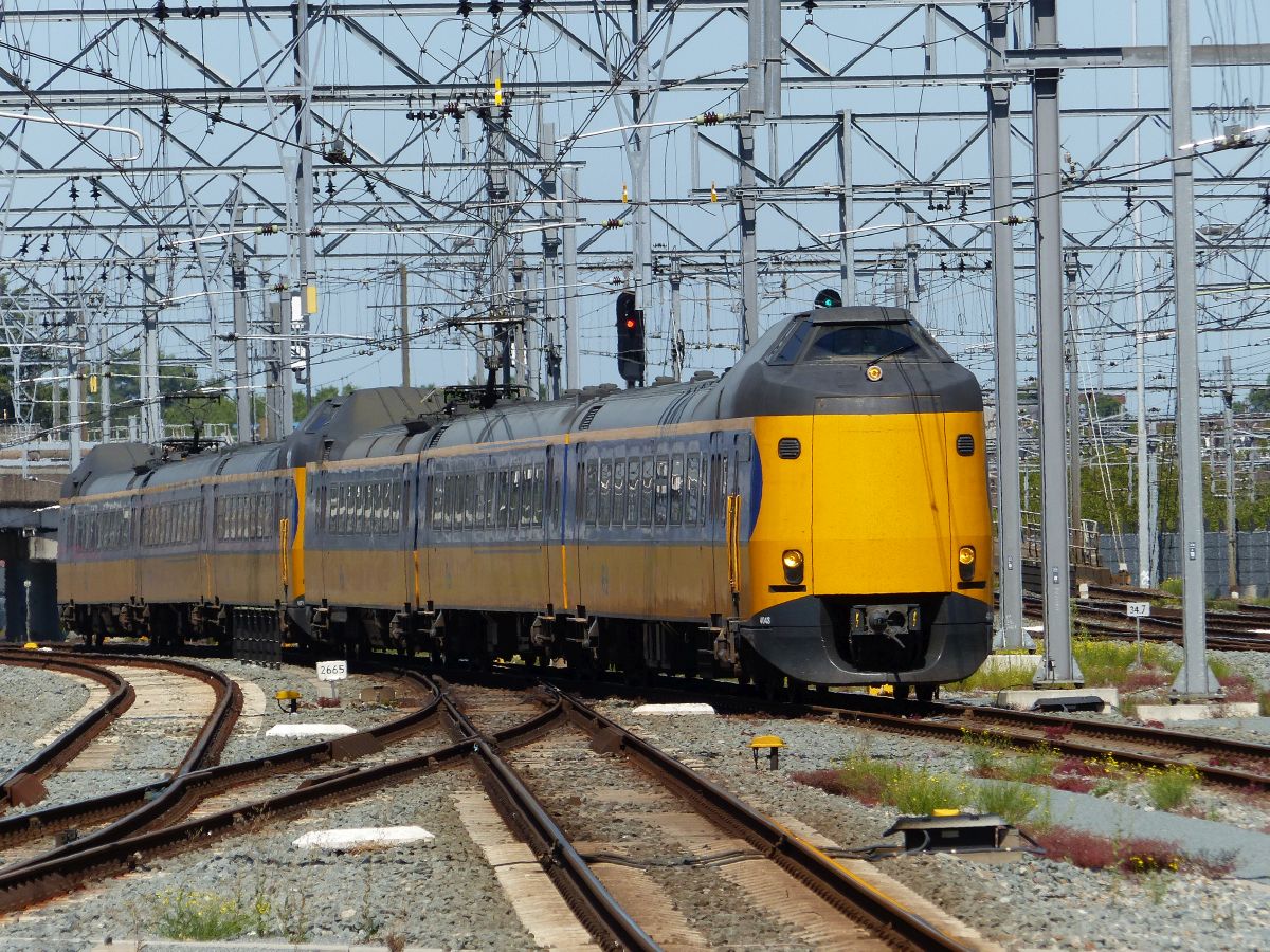 NS ICM-III Triebzug 4048 und 4077 Utrecht Centraal Station 06-08-2020.

NS ICM-III treinstel 4048 en 4077 binnenkomst Utrecht CS 06-08-2020.