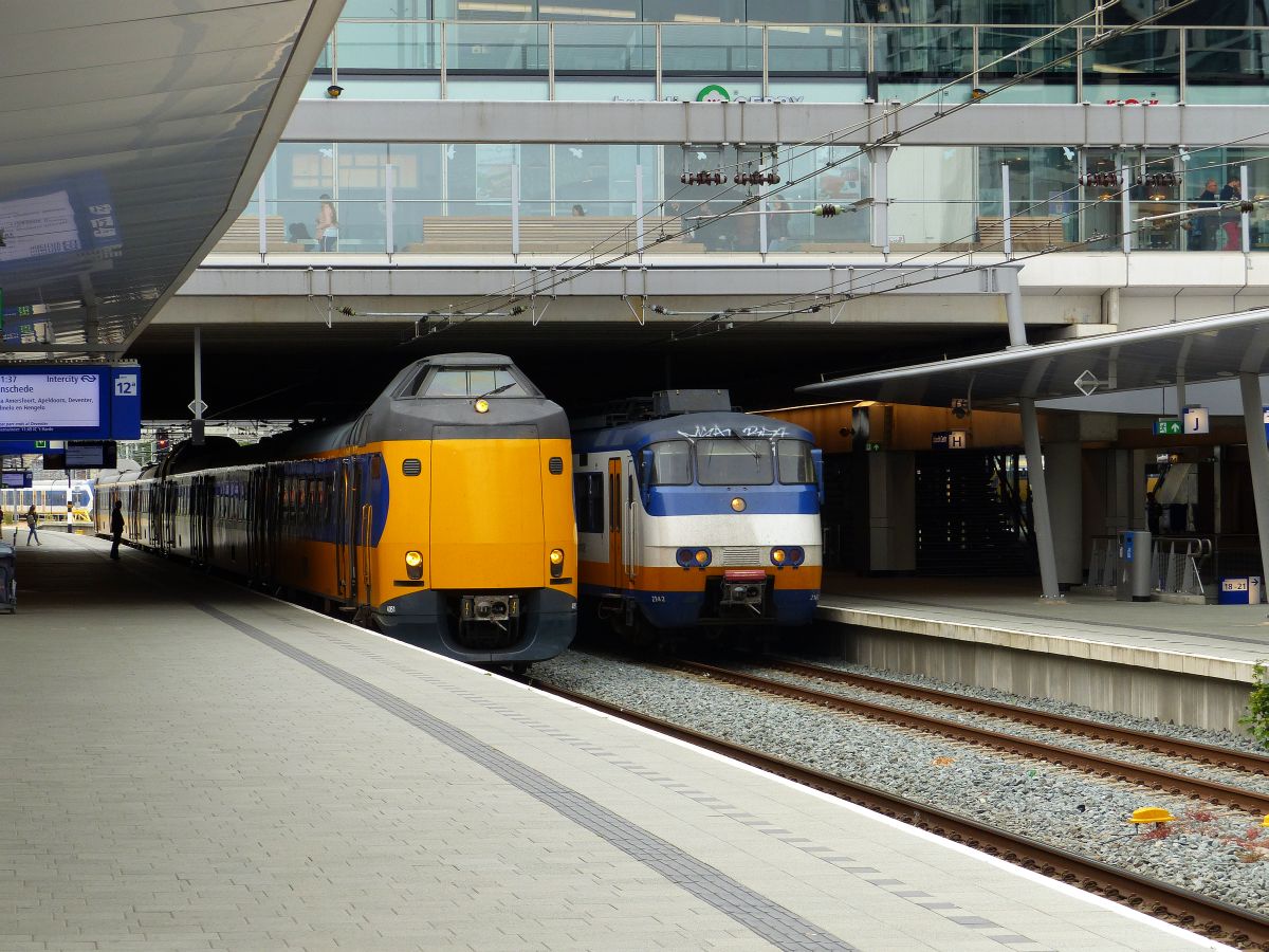 NS ICM-III Triebzug 4051 und Sprinter SGM-II Triebzug 2142 Gleis 12 und 14 Utrecht Centraal Station 10-07-2019.


NS ICM-III treinstel 4051 en Sprinter SGM-II treinstel 2142 spoor 12 en 14 Utrecht CS 10-07-2019.