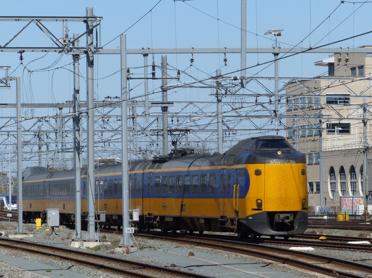 NS ICM-IV Triebzug 4206 Utrecht Centraal Station 21-04-2022.

NS ICM-IV treinstel 4206 Utrecht Centraal Station 21-04-2022.