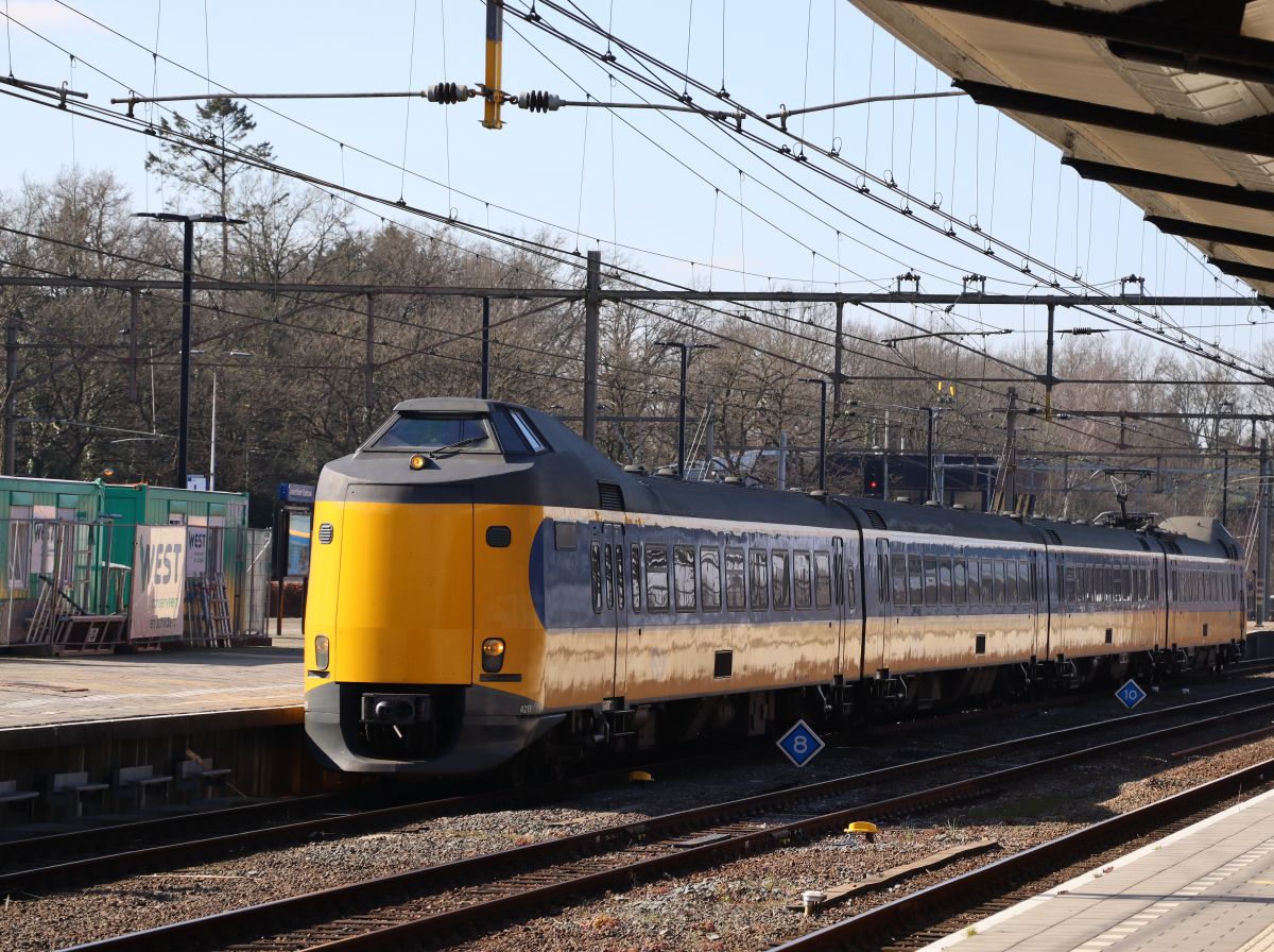 NS ICM-IV Triebzug 4213 Gleis 2 Amersfoort Centraal Station 07-03-2022.

NS ICM-IV treinstel 4213 spoor 2 Amersfoort Centraal 07-03-2022.