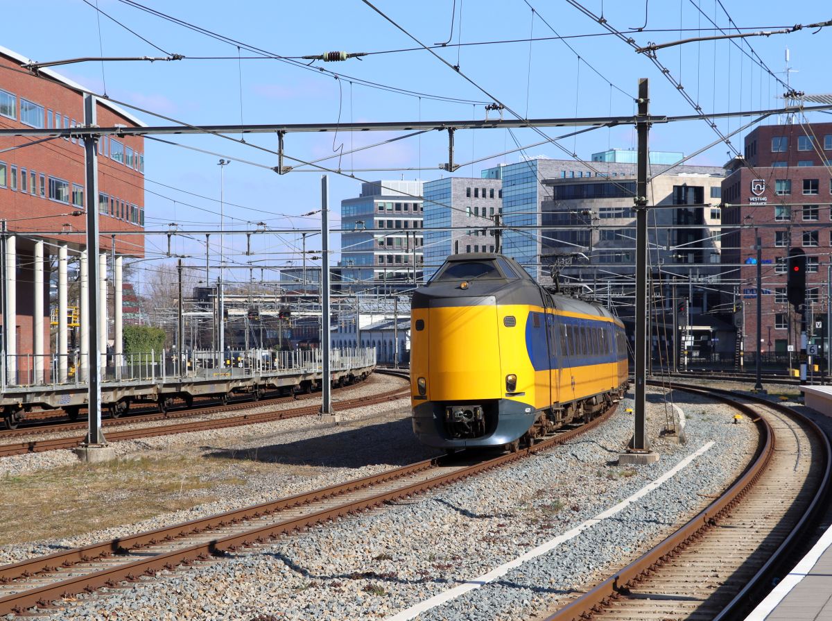 NS ICM-IV Triebzug 4221 Gleis 6 Amersfoort Centraal 07-03-2022.

NS ICM-IV Koploper treinstel 4221 Amersfoort Centraal 07-03-2022.