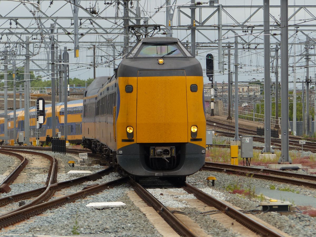 NS ICM-IV Triebzug 4229 Einfahrt Gleis 11 Utrecht Centraal Station 10-07-2019.

NS ICM-IV treinstel 4229 binnenkomst spoor 11 Utrecht CS 10-07-2019.