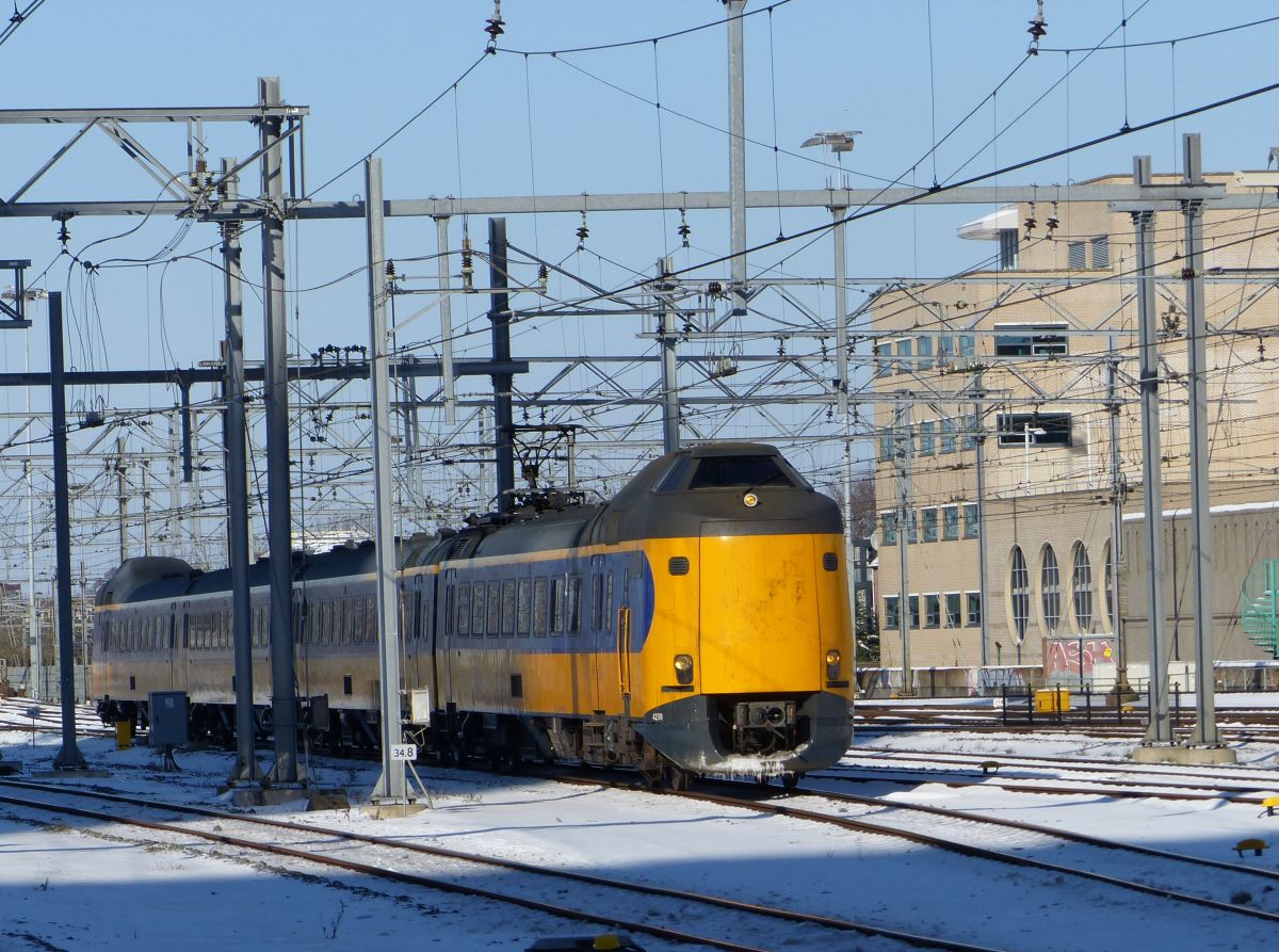 NS ICM-IV Triebzug 4238 Ankunft Utrecht Centraal Station 11-02-2021.


NS ICM-IV treinstel 4238 binnenkomst Utrecht CS 11-02-2021.