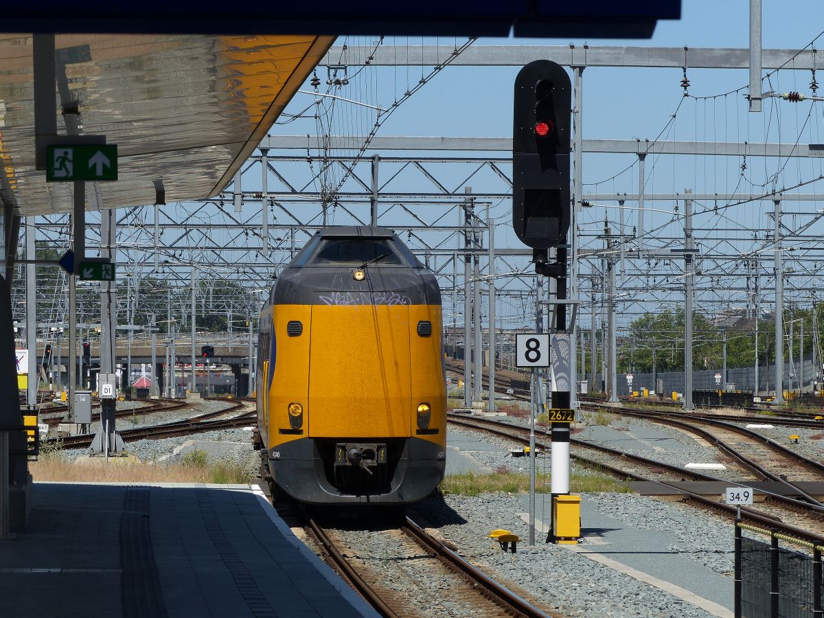 NS ICM-IV Triebzug 4240 ankunft Gleis 11 Utrecht Centraal Station 29-06-2019.

NS ICM-IV treinstel 4240 binnenkomst spoor 11 Utrecht CS 29-06-2019.