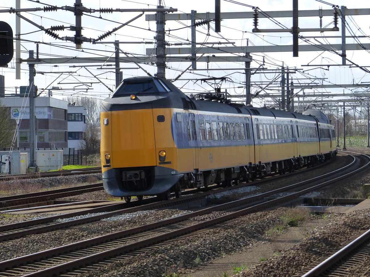 NS ICM-IV Triebzug 4248 durchfahrt Woerden 25-02-2020.

NS ICM-IV treinstel 4248 doorkomst Woerden 25-02-2020.