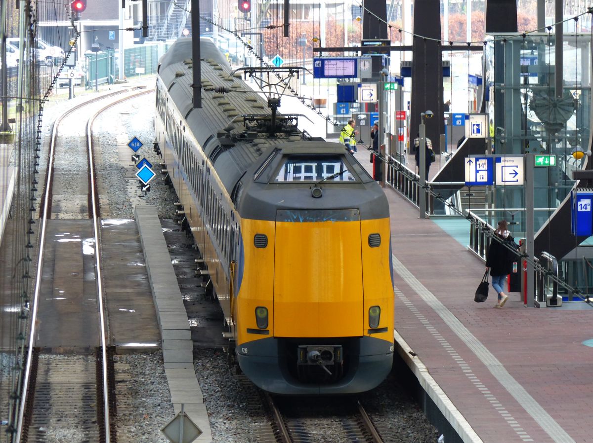 NS ICM  Koploper  Triebzug 4219 Gleis 14 Rotterdam Centraal Station 11-12-2019.

NS ICM  Koploper  treinstel 4219 spoor 14 Rotterdam CS 11-12-2019.