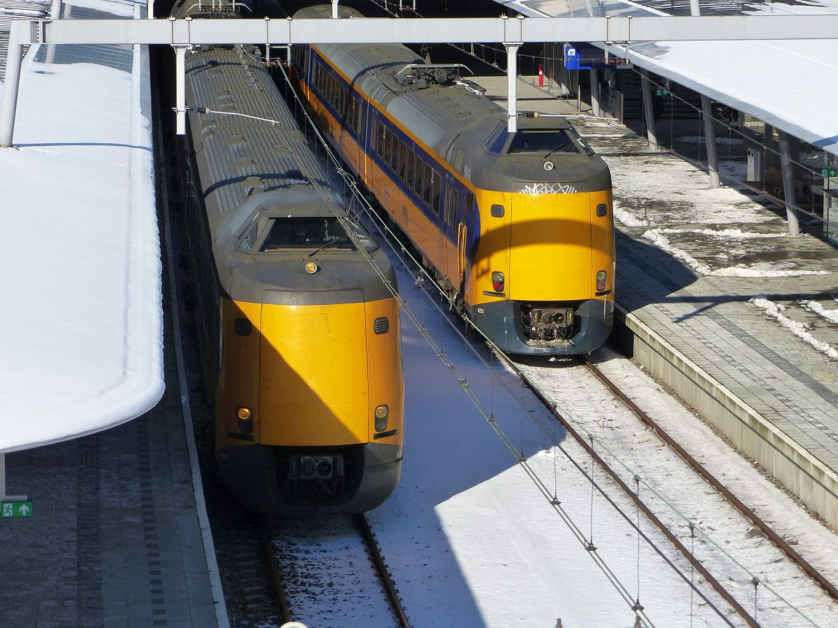 NS ICM Triebzug 4082 und 4221 Gleis 11 und Gleis 9 Utrecht Centraal Station 11-02-2021.

NS ICM treinstel 4082 en 4221 spoor 11 en spoor 9 Utrecht CS 11-02-2021.