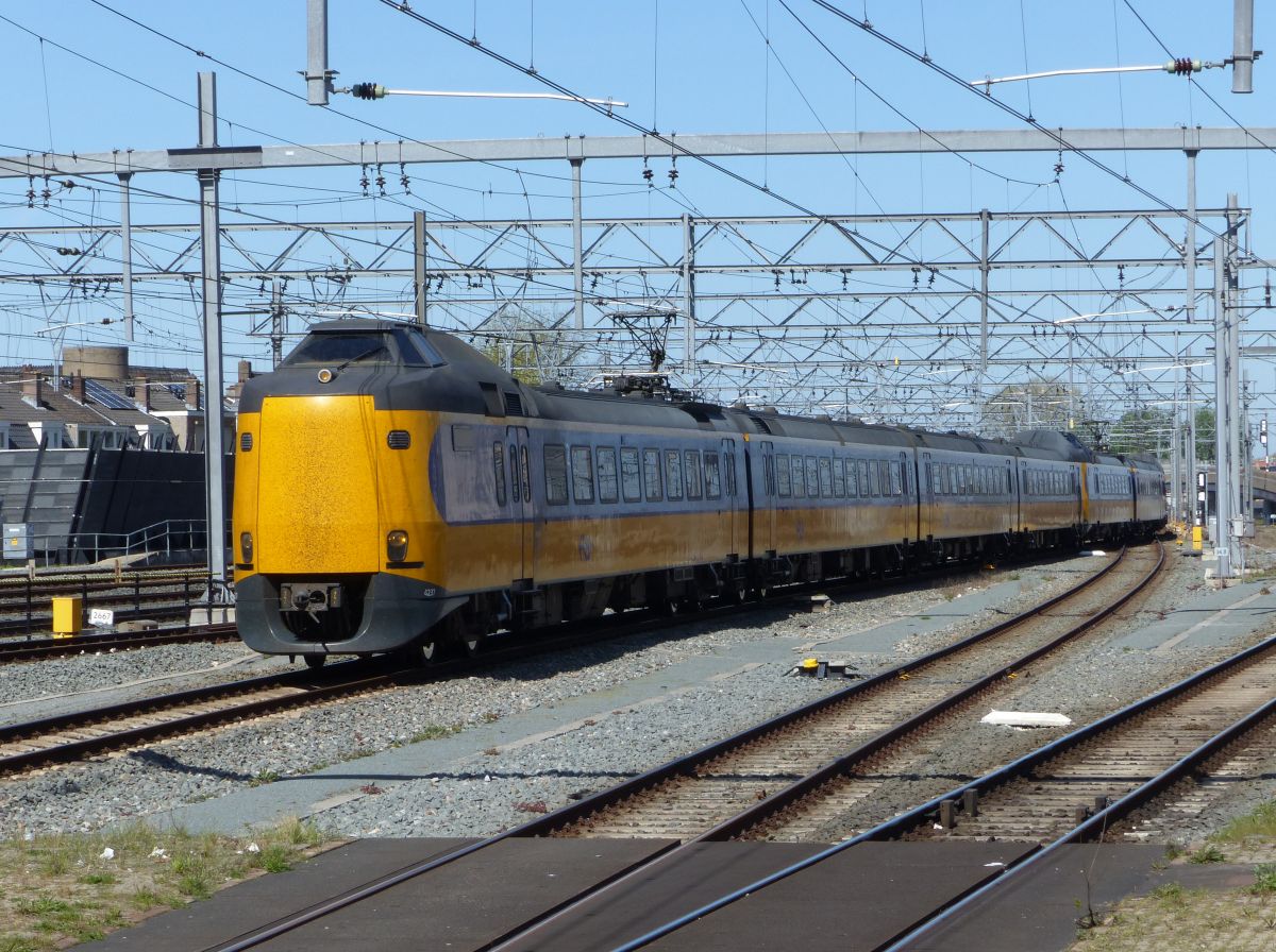 NS ICM Triebzug 4237 und 4068 Utrecht Centraal Station 21-04-2022.

NS ICM treinstel 4237 en 4068 Utrecht Centraal Station 21-04-2022.