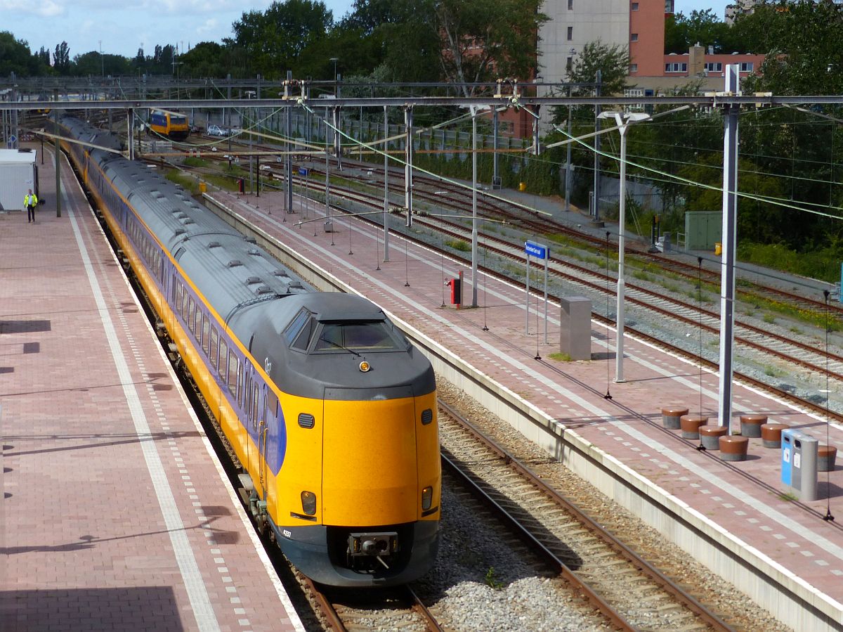 NS ICM TW 4237 und 4202 Gleis 14 Rotterdam Centraal Station 04-08-2017.

NS ICM treinstel 4237 en 4202 spoor 14 Rotterdam CS 04-08-2017.