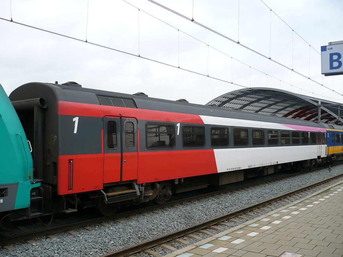 NS Intercitywagen 1. Klasse Bauart ICR mit Nummer NL NS 50 84 10-70 365-8 Baujahr 1988. Gleis 15 Amsterdam CS 11-11-2015.

NS eerste klasse rijtuig ICR A met nummer NL NS 50 84 10-70 365-8 bouwjaar 1988. Spoor 15 Amsterdam CS 11-11-2015.