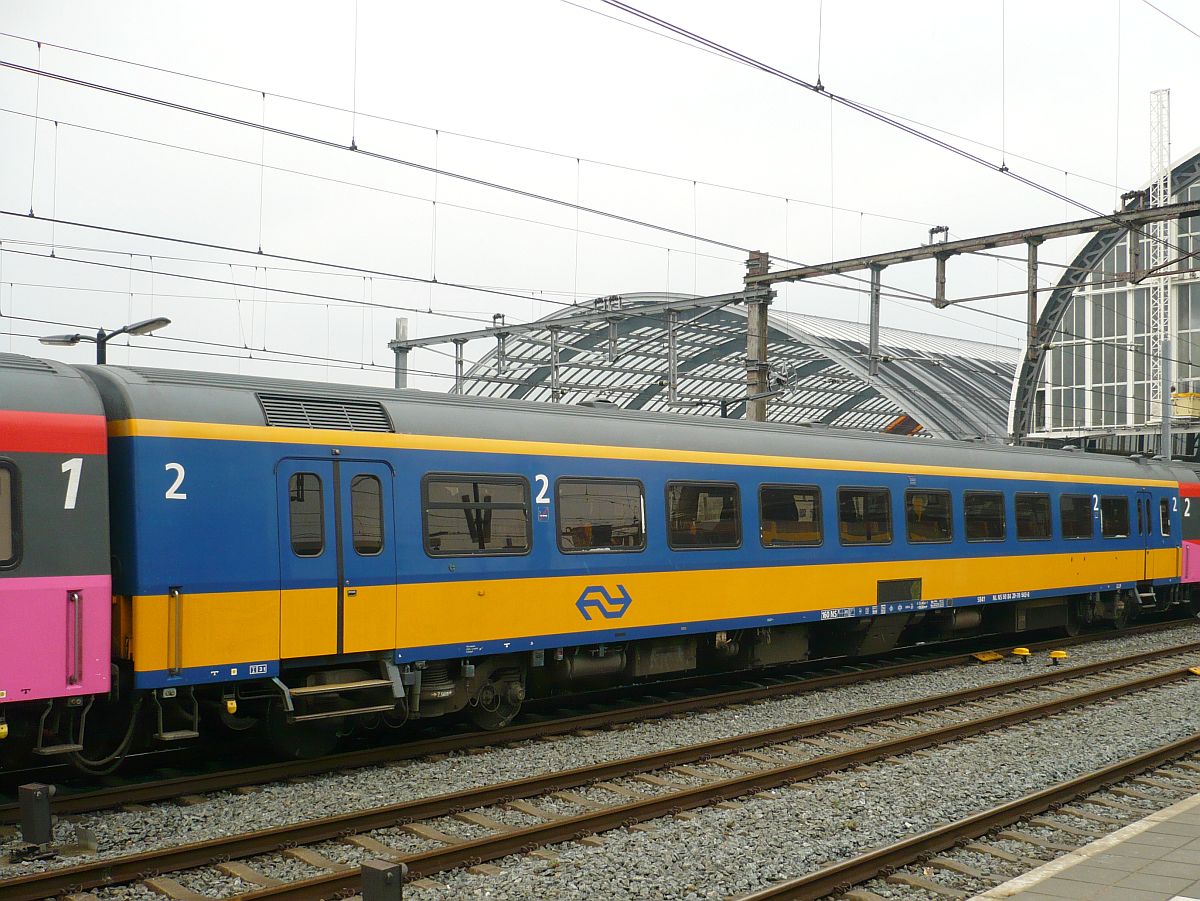 NS IntercityWagen 2. Klasse Bauart ICR mit Nummer 50 84 20-70 543-8 Baujahr 1986. Gleis 13 Amsterdam Centraal Station 25-03-2015.

NS tweede klasse rijtuig ICR B met nummer 50 84 20-70 543-8 bouwjaar 1986.Voormalig AB Beneluxrijtuig. Spoor 13 Amsterdam Centraal Station 25-03-2015.