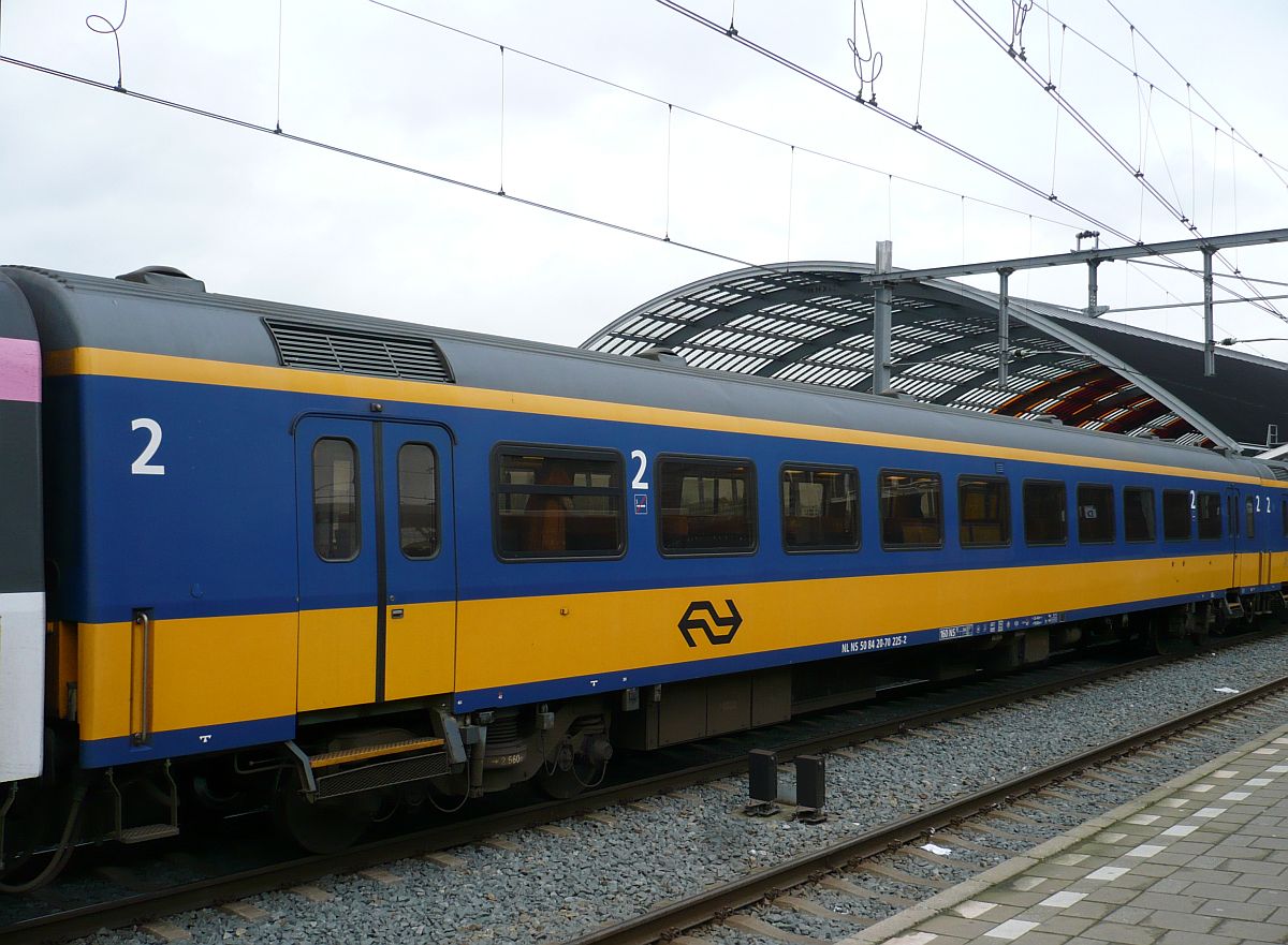 NS Intercitywagen 2. Klasse Bauart ICR mit Nummer NL NS 50 84 20-70 225-2 Bajahr 1981 in Intercity nach Brssel. Spoor 15 Amsterdam CS 11-11-2015.


NS tweede klasse rijtuig ICR B met nummer NL NS 50 84 20-70 225-2 bouwjaar 1981 in een IC naar Brussel. Spoor 15 Amsterdam CS 11-11-2015.