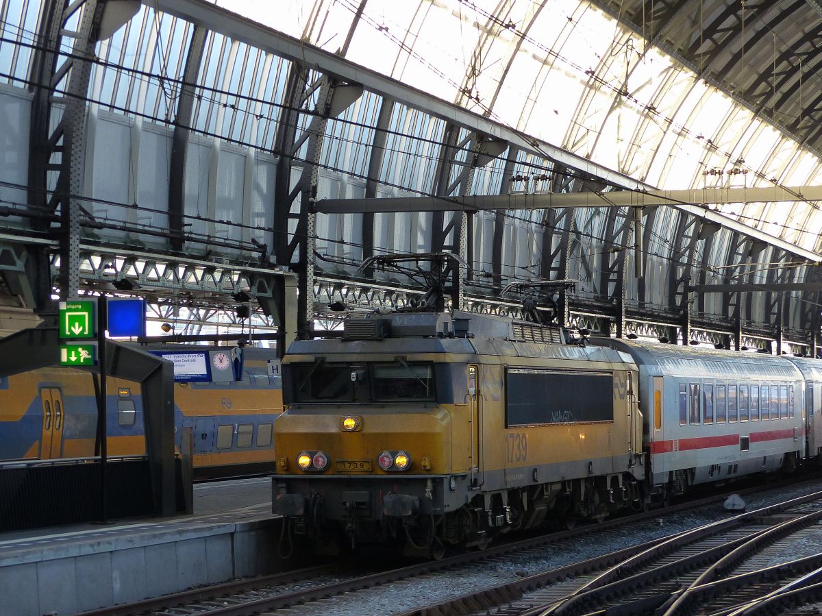 NS loc 1739 mit Intercity 145 nach Berlin. Gleis 11a Amsterdam Centraal Station 07-01-2020.

NS loc 1739 met IC 145 naar Berlijn. I.v.m. een versperring werd deze trein omgeleid via Lelystad en Zwolle Spoor 11a Amsterdam CS 07-01-2020.