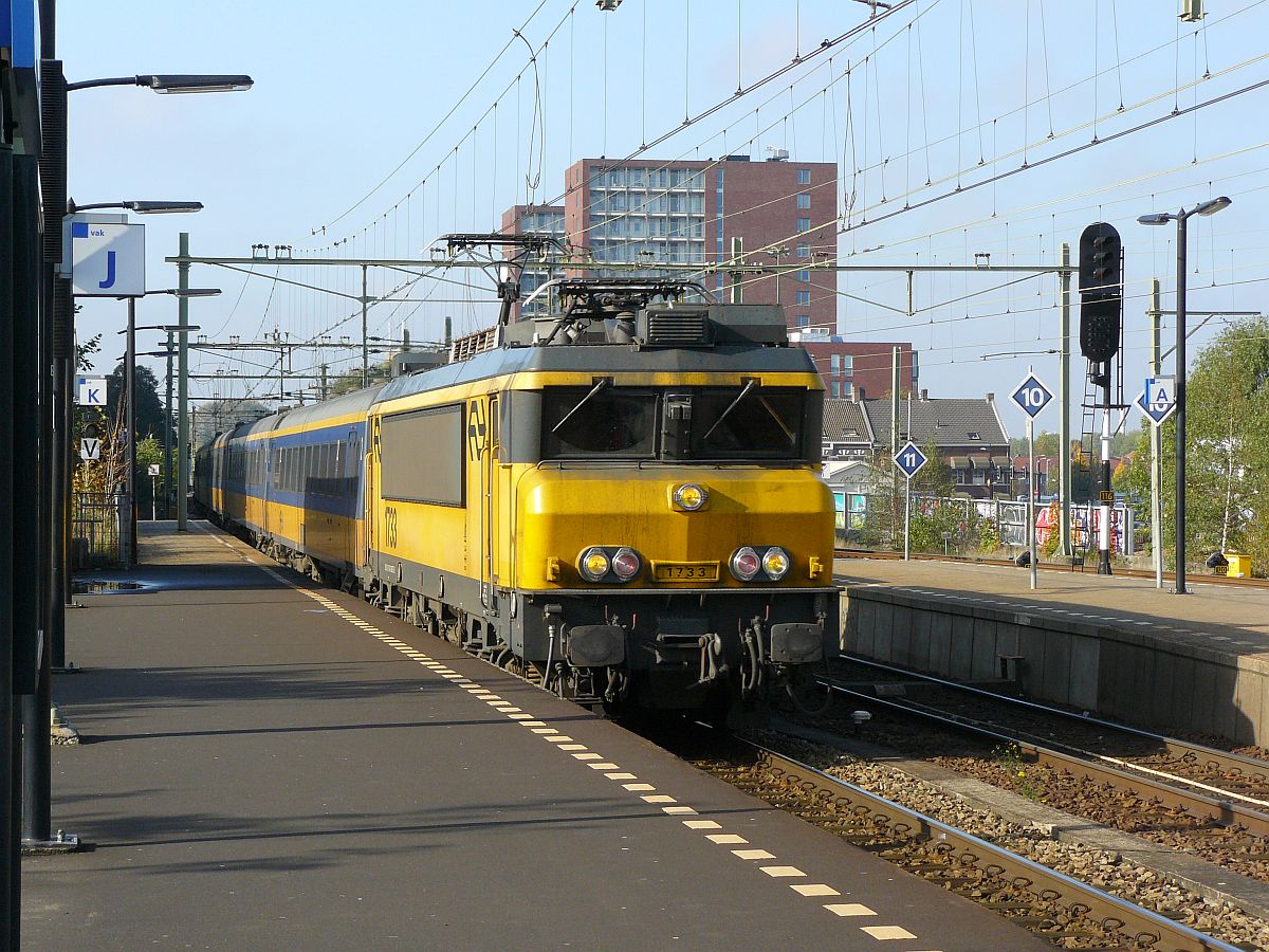 NS Lok 1733 mit Intercity nach Venlo. Gleis 1 in Tilburg 24-10-2013.

NS locomotief 1733 met ICR rijtuigen als intercity naar Venlo op spoor 1 in Tilburg 24-10-2013.