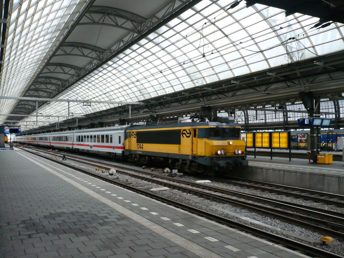 NS Lok 1744 mit Intercity nach Berlin Gleis 10 Amsterdam Centraal Station 10-02-2016.

NS loc 1744 met Intercity naar Berlijn spoor 10 Amsterdam CS 10-02-2016.