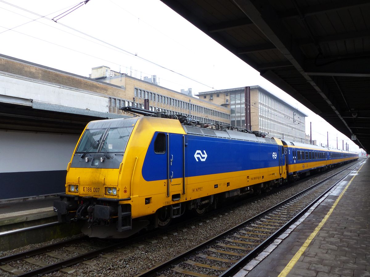 NS Lok 186 007-8 Gleis 17 Brussel Zuid 22-03-2018.

NS loc 186 007-8 spoor 17 Brussel Zuid 22-03-2018.