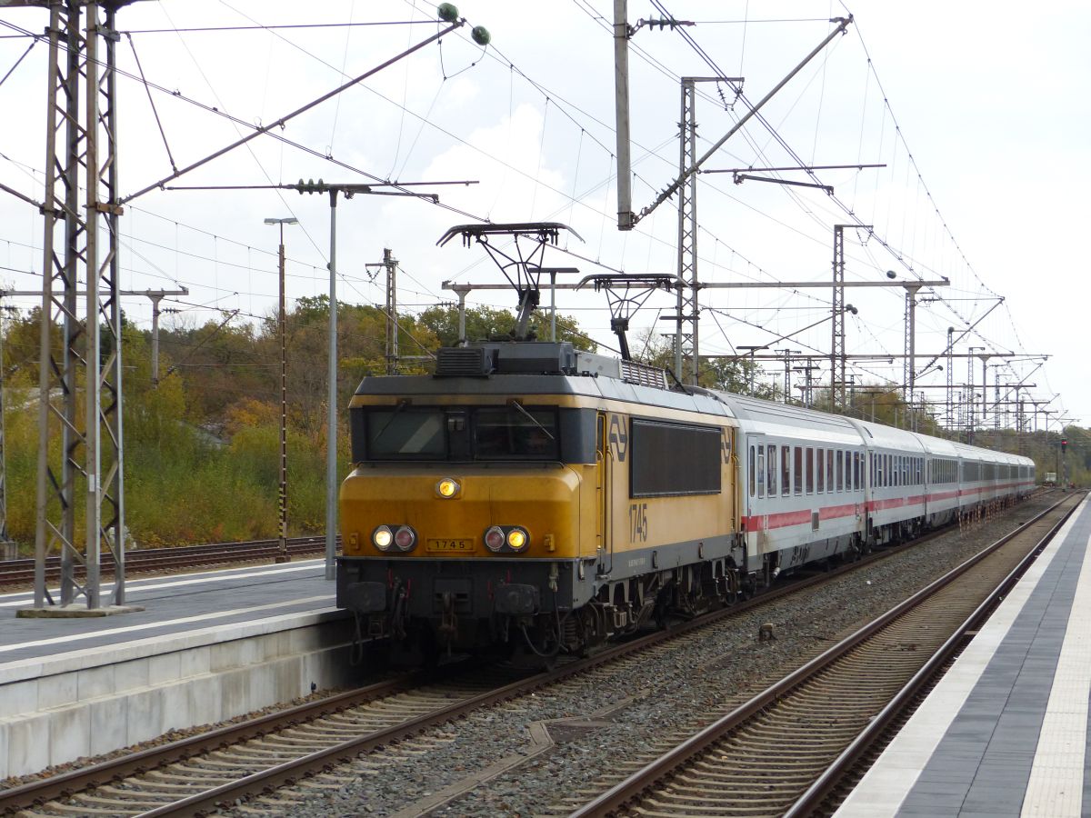 NS Lokomotive 1745 mit Intercity von Berlijn nach Amsterdam. Gleis 2 Bad Bentheim D 02-11-2018.

NS locomotief 1745 met Intercity uit Berlijn. Spoor 2 Bad Bentheim D 02-11-2018.