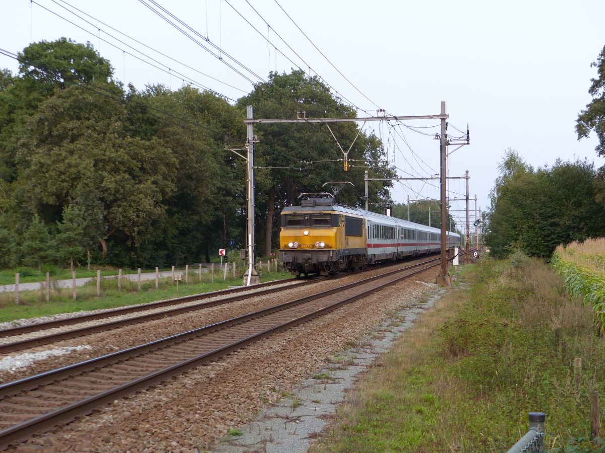 NS Lokomotive 1746 mit Intercity von Berlin nach Amsterdam bei Bahnbergang Bentheimerstraat, De Lutte, Niederlande 11-09-2020.


NS locomotief 1746 met Intercity van Berlijn naar Amsterdam bij overweg Bentheimerstraat, De Lutte, Nederland 11-09-2020.