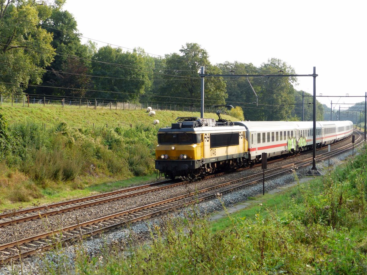 NS Lokomotive 1746 mit Intercity aus Berljn. Stadsweg, De Lutte bei Oldenzaal 11-09-2020.

NS locomotief 1746 met intercity uit Berlijn. Stadsweg, De Lutte bij Oldenzaal 11-09-2020.